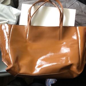 AMPERSAND AS APOSTROPHE TAN PATENT LEATHER TOTE